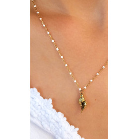 COLLIER PENDENTIF COQUILLAGE ACIER DORE ET CHAINE PERLES RESINE BLANCHE