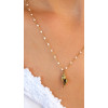 COLLIER PENDENTIF COQUILLAGE ACIER DORE ET CHAINE PERLES RESINE BLANCHE
