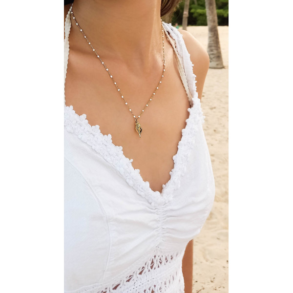 COLLIER PENDENTIF COQUILLAGE ACIER DORE ET CHAINE PERLES RESINE BLANCHE