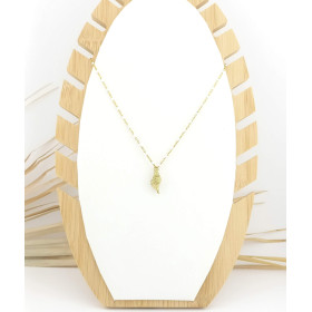 COLLIER PENDENTIF COQUILLAGE ACIER DORE ET CHAINE PERLES RESINE BLANCHE