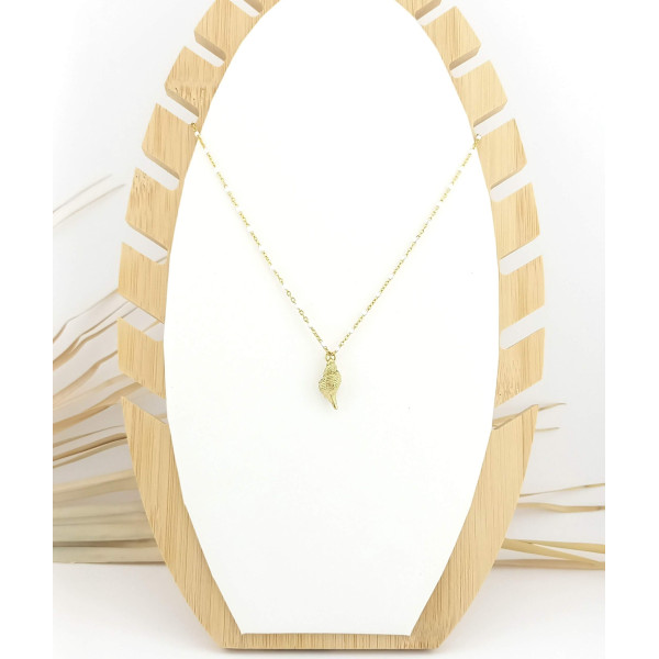 COLLIER PENDENTIF COQUILLAGE ACIER DORE ET CHAINE PERLES RESINE BLANCHE